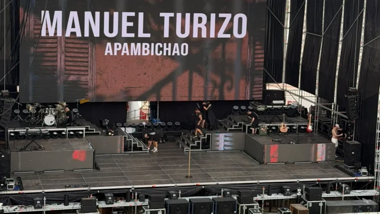 Escenario del concierto de Manuel Turizo en la Plaza de Toros de Melilla durante el montaje, con la pantalla LED y el frente de escenario