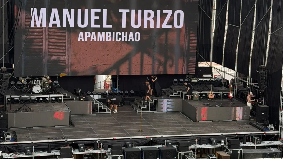 Escenario del concierto de Manuel Turizo en la Plaza de Toros de Melilla durante el montaje, con la pantalla LED y el frente de escenario