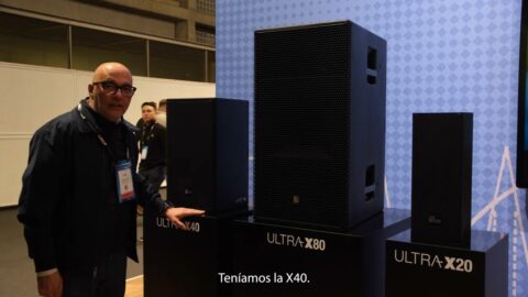 Producción Audiovisual, Eventos e Iluminación y Sonido Profesional 42 Salvador, de Meyer Sound, explicando soluciones de sonido profesional para eventos