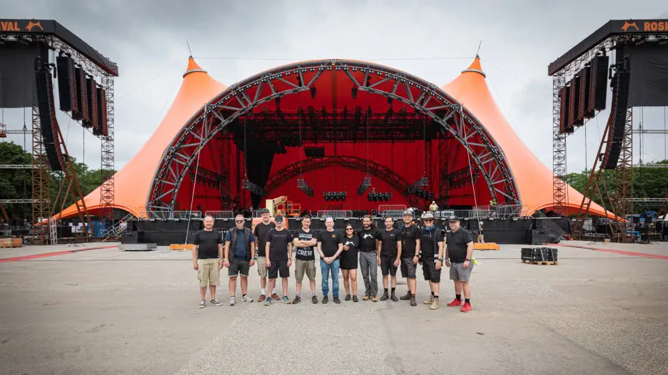 Meyer Sound estrena el sistema TIGRA en el Festival de Roskilde 2026 3 Equipo técnico de Meyer Sound y del Festival de Roskilde frente a la nueva estructura del escenario Orange