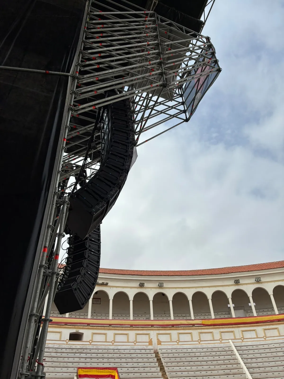 Line arrays Meyer Sound volados desde la estructura del escenario frente a los tendidos de la Plaza de Toros de Melilla