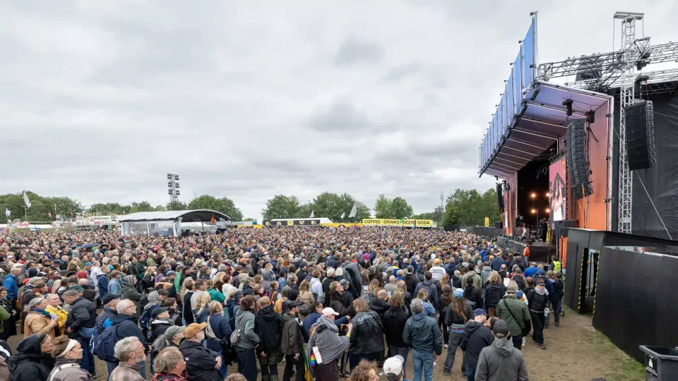 Meyer Sound estrena el sistema TIGRA en el Festival de Roskilde 2026 4 Público del Festival de Roskilde 2026 ante un escenario equipado con sistemas Meyer Sound