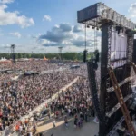 TIGRA en el Festival de Roskilde 2026: vista aérea del escenario Orange con el line array PANTHER de Meyer Sound