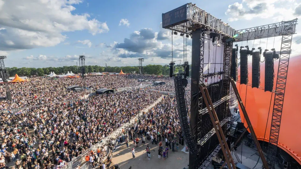 Meyer Sound estrena el sistema TIGRA en el Festival de Roskilde 2026 1 TIGRA en el Festival de Roskilde 2026: vista aérea del escenario Orange con el line array PANTHER de Meyer Sound
