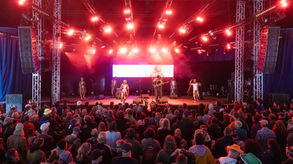 Meyer Sound estrena el sistema TIGRA en el Festival de Roskilde 2026 2 TIGRA en el Festival de Roskilde 2026: clusters de line array flanqueando uno de los escenarios cubiertos