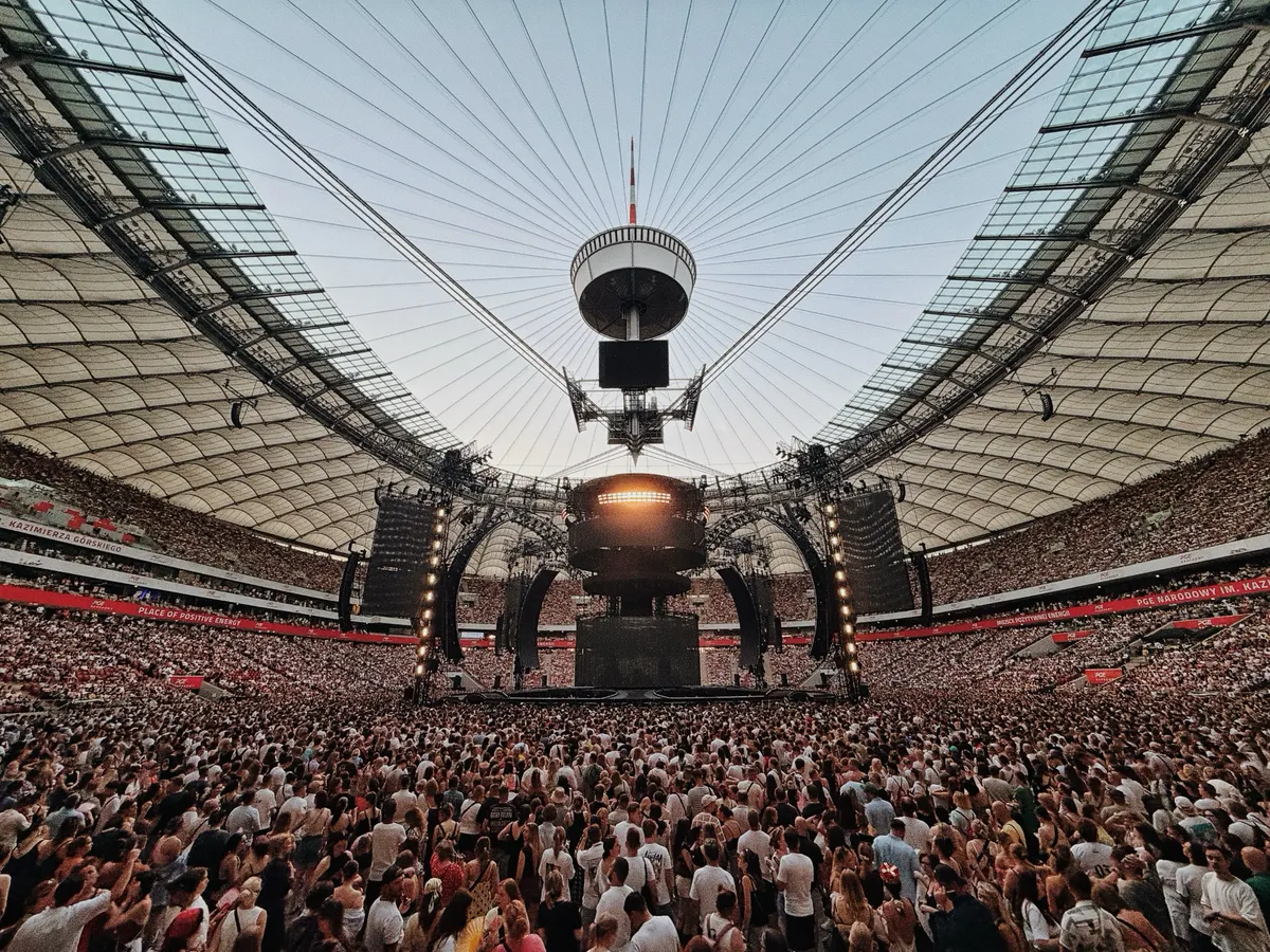 2Vision produce la gira Obrotowy Tour de Dawid Podsiadło con Blackmagic Design 2 Escenario central de 360 grados del Obrotowy Tour de Dawid Podsiadło en un estadio lleno de público