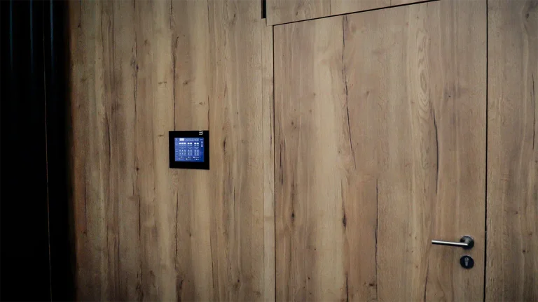 Hotel Senator integra más de 300 paneles ProDVX para controlar habitaciones y salas de conferencias 5 Panel ProDVX montado en un marco a medida sobre la pared de madera de la sala de conferencias del Hotel Senator