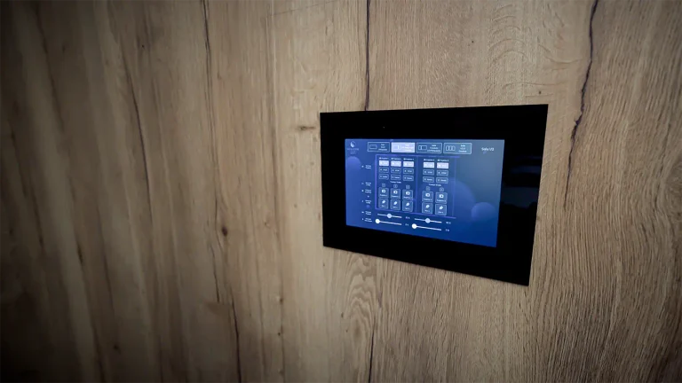 Hotel Senator integra más de 300 paneles ProDVX para controlar habitaciones y salas de conferencias 4 Interfaz táctil Atlona Velocity en un panel ProDVX para el control de proyectores, iluminación y volumen en la sala Horyzont