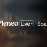 Logotipo de Pleneo Live con la palabra Spain sobre un fondo oscuro de edificios monumentales