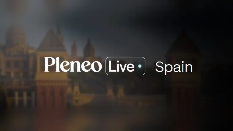 Logotipo de Pleneo Live con la palabra Spain sobre un fondo oscuro de edificios monumentales
