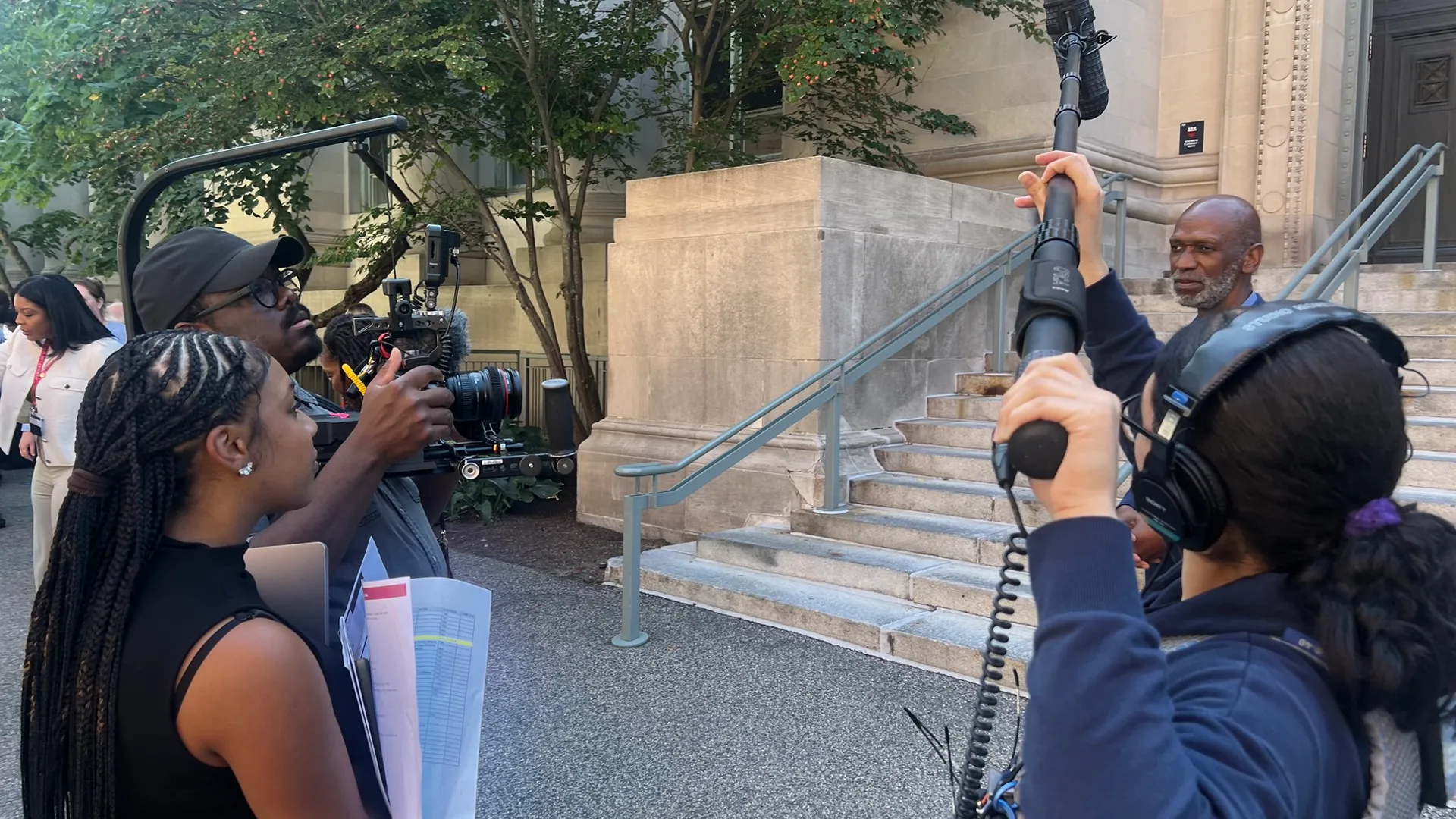 Entrevista en el exterior de un edificio del campus de Harvard Law School grabada con una cámara Blackmagic en mano y micrófono de pértiga