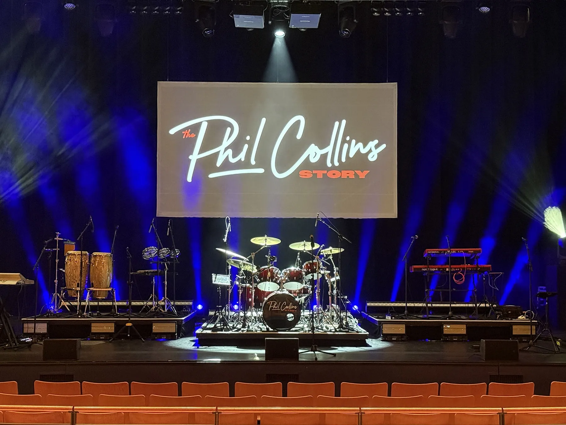 The Phil Collins Story confía su sonido a DiGiCo Quantum225 y KLANG 2 Escenario de The Phil Collins Story con la batería, la percusión y los teclados dispuestos bajo el rótulo del espectáculo