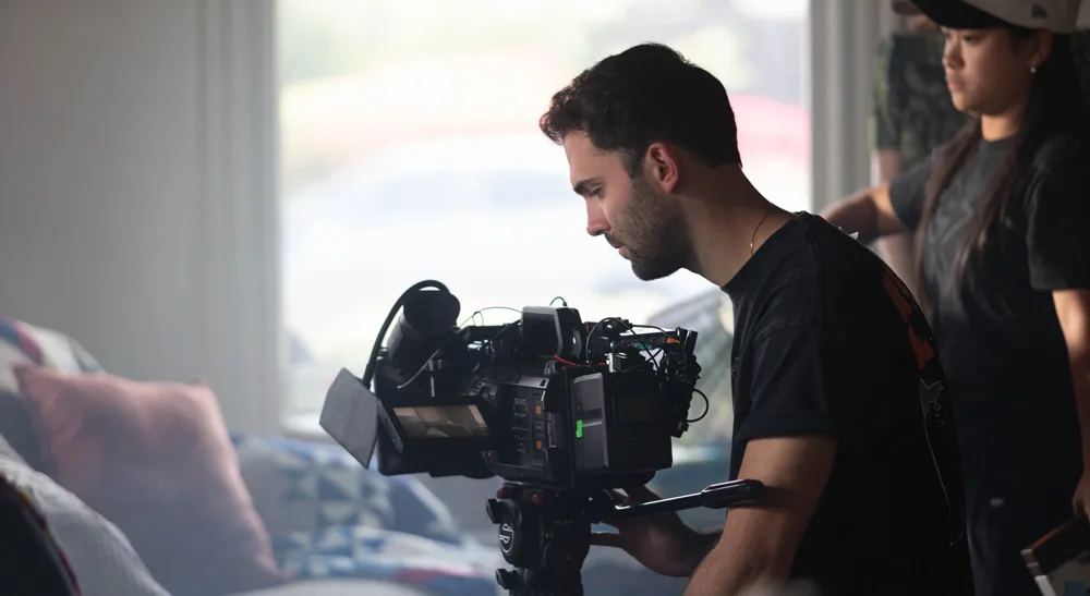URSA Cine 12K LF de Blackmagic Design impulsa el rodaje de All That's Left 3 Operador de cámara con la Blackmagic URSA Cine 12K LF durante el rodaje interior de All That's Left