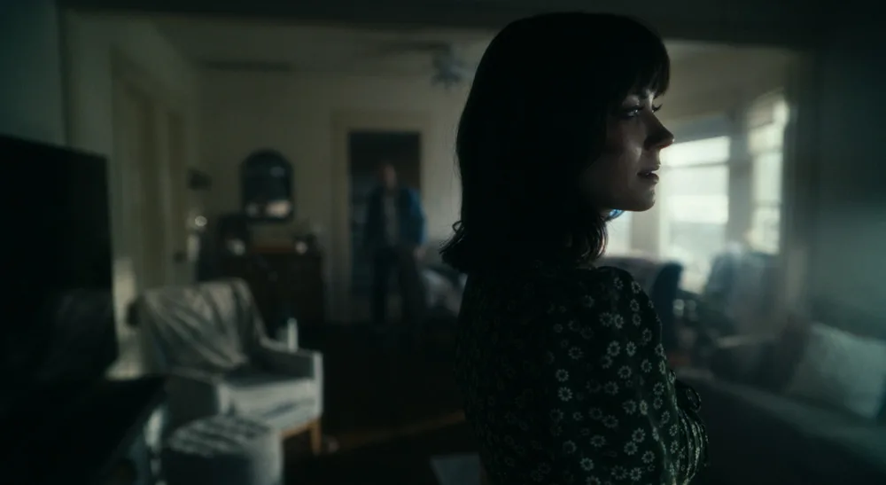 URSA Cine 12K LF de Blackmagic Design impulsa el rodaje de All That's Left 2 Fotograma del cortometraje All That's Left con el personaje de Maria en un interior con escasa luz