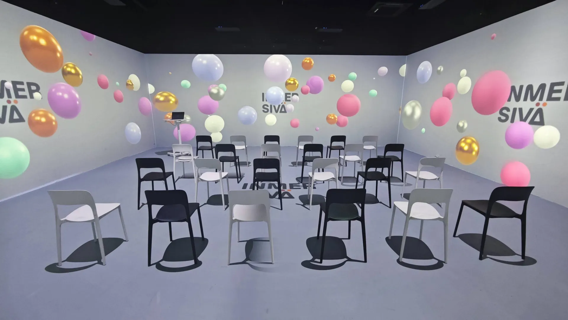Inmersivä Madrid integra sonido Meyer Sound en su sala 360° 3 Sala inmersiva de Inmersivä Madrid preparada con sillas para un evento corporativo