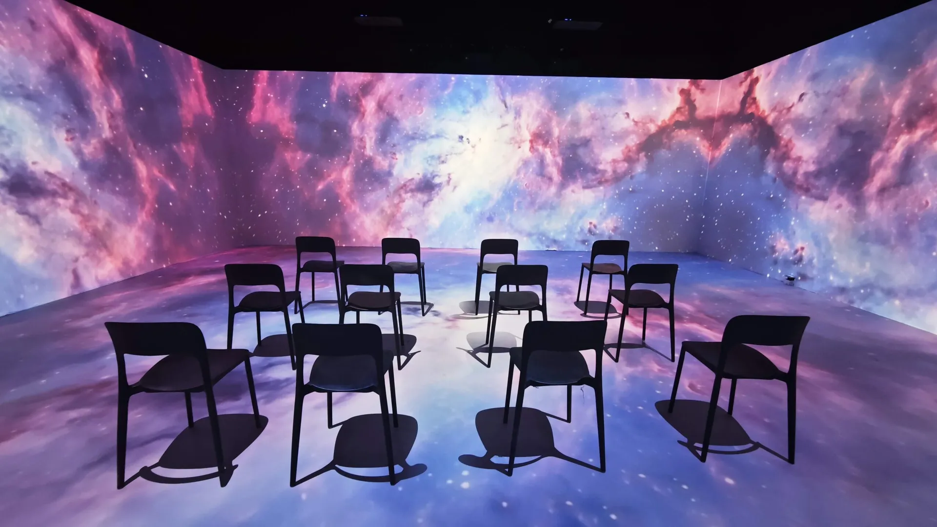 Inmersivä Madrid integra sonido Meyer Sound en su sala 360° 2 Proyección continua en paredes y suelo de la sala inmersiva de Inmersivä Madrid