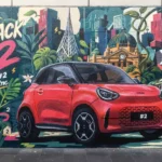 Mural callejero con un smart #2 rojo de perfil y el lema «It’s back», junto al logotipo de smart