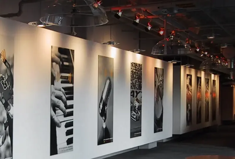 Altavoces parabólicos SoundTube: sonido dirigido para museos, retail y exposiciones 4 Varios altavoces parabólicos SoundTube sobre un pasillo expositivo con paneles informativos