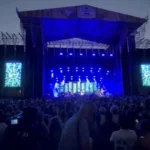 Escenario del concierto de Sting en la Plaza de Toros de Granada con el público en la pista