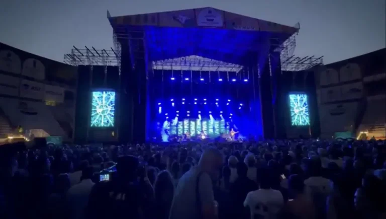 Escenario del concierto de Sting en la Plaza de Toros de Granada con el público en la pista