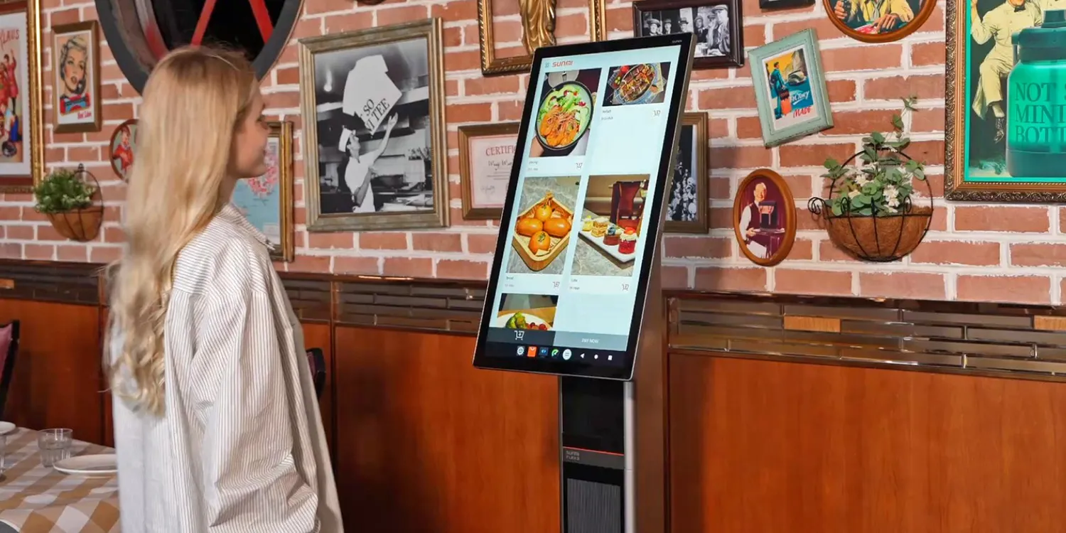 Sunmi Flex 3 llega a España para retail, hostelería y autoservicio 3 Terminal Sunmi Flex 3 como quiosco de autopedido en un restaurante