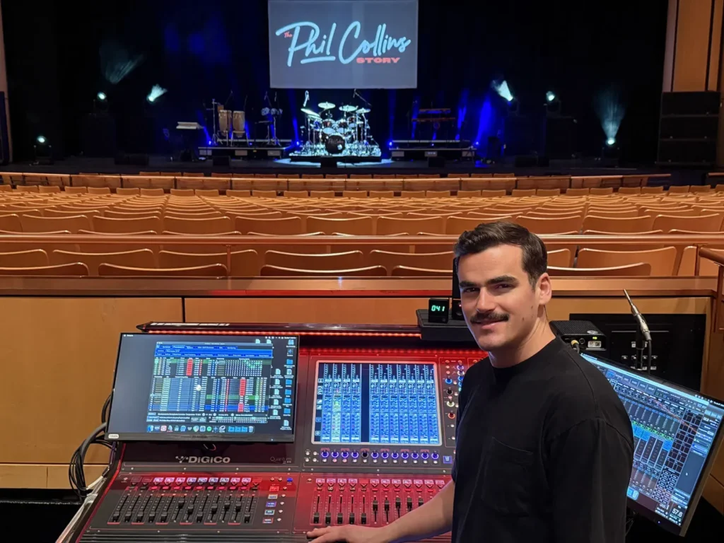 The Phil Collins Story confía su sonido a DiGiCo Quantum225 y KLANG 1 Consola DiGiCo Quantum225 en la mesa de FOH de The Phil Collins Story, con un técnico de sonido supervisando la mezcla