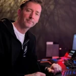 Mark Kueper, colorista sénior responsable del etalonaje de The Season, ante el panel de control y los monitores de DaVinci Resolve Studio.