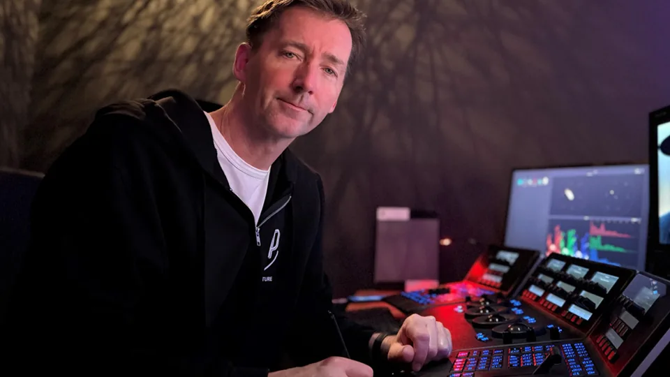 Mark Kueper, colorista sénior responsable del etalonaje de The Season, ante el panel de control y los monitores de DaVinci Resolve Studio.