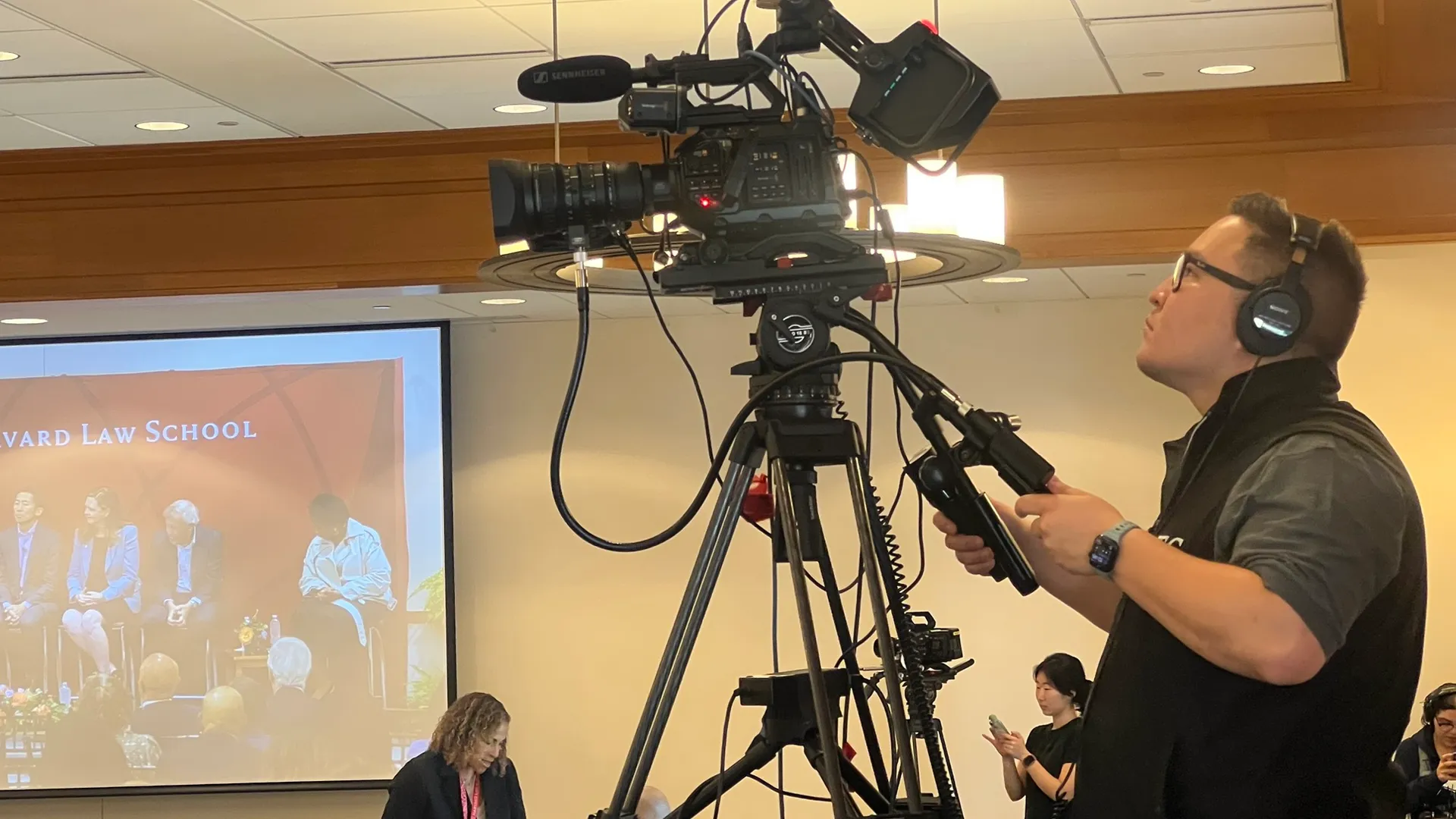 Cámara Blackmagic URSA Broadcast G2 sobre trípode grabando una mesa redonda de Harvard Law School