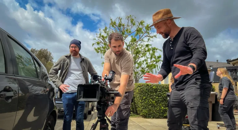 Equipo de rodaje de All That's Left con la cámara Blackmagic URSA Cine 12K LF en un rodaje en exteriores