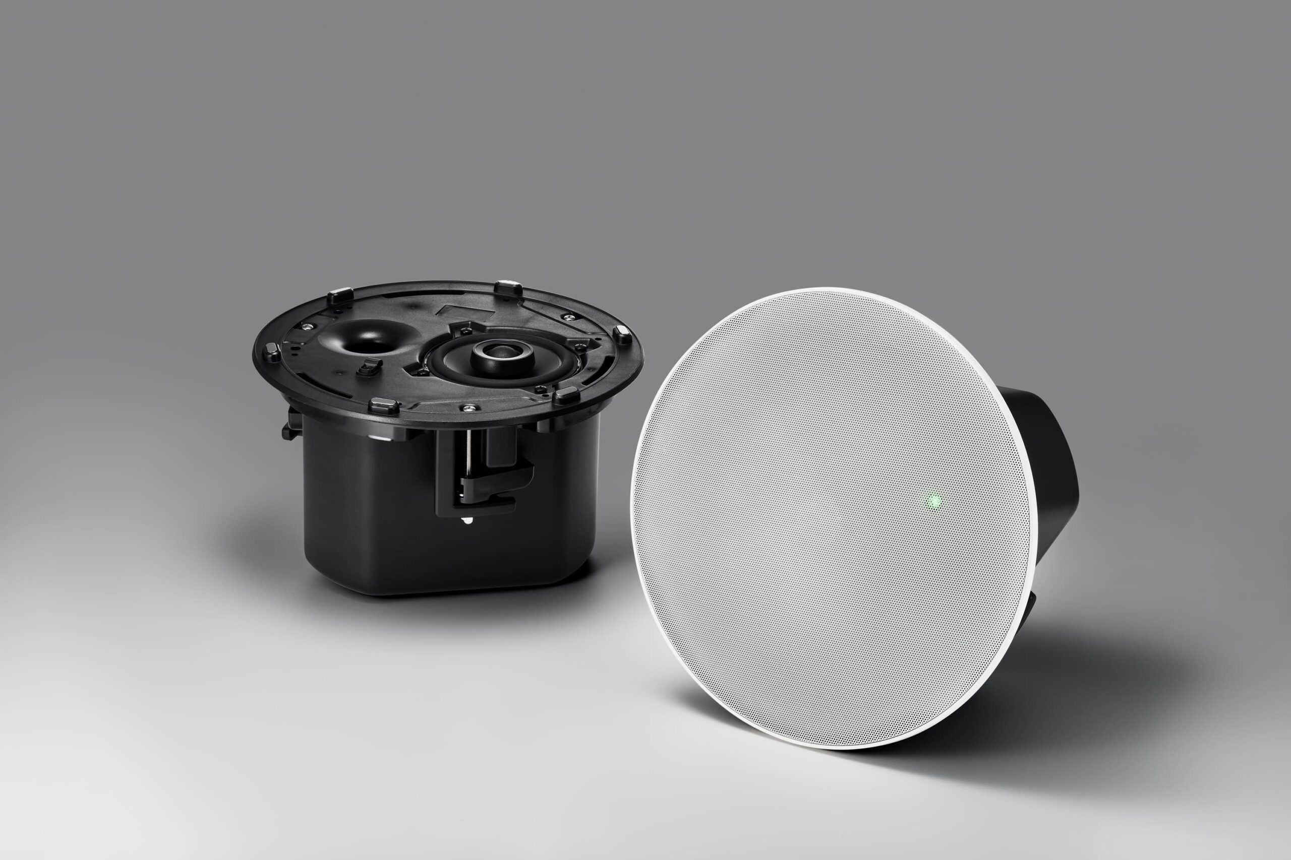 Audio en red para instalaciones profesionales: cómo diseñar sistemas Dante/IP escalables y fáciles de gestionar 4 Altavoz de techo Audio-Technica para sistemas de sonido en instalaciones audiovisuales profesionales.