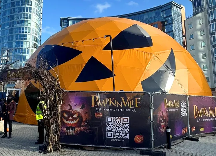 Cúpula geodésica de ApolloDomes decorada para Pumpkinville en Gunwharf Quays, Portsmouth