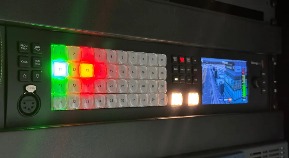 Panel frontal del mezclador ATEM 4 M/E Constellation 4K en rack, con botonera de 40 fuentes y pantalla LCD