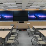 Aula renovada de la Facultad de Humanidades de la Universidad Jiao Tong de Shanghái, con columnas Biamp Desono a ambos lados de las pantallas