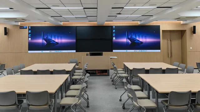 Aula renovada de la Facultad de Humanidades de la Universidad Jiao Tong de Shanghái, con columnas Biamp Desono a ambos lados de las pantallas