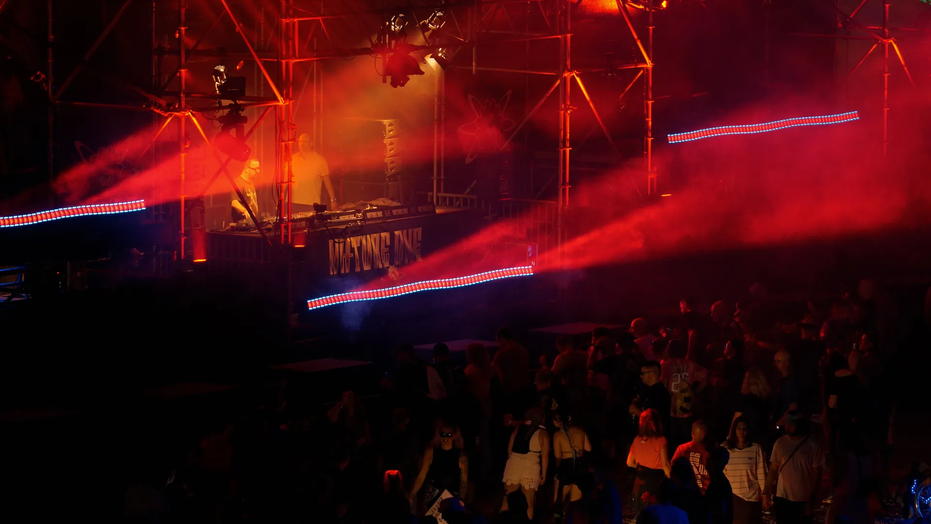 Cameo revive la estética rave en NATURE ONE 2026 con barras móviles y pixel mapping 2 Barras móviles LED delante y a los lados de la cabina del DJ en el Classic Terminal de NATURE ONE 2026
