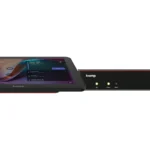 Hub Biamp Devio UCX 1000 junto al controlador táctil Apprimo Touch 10 con la interfaz de Microsoft Teams Rooms
