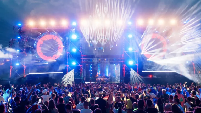 Escenario del Classic Terminal de NATURE ONE 2026 con haces de cabezas móviles Cameo sobre el público y la cabina del DJ