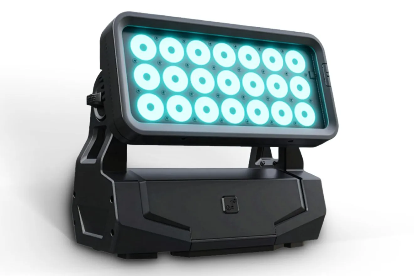 Foco wash Cameo ZENIT W300 G2 con sus 21 LED RGBALC encendidos en tono cian sobre fondo blanco