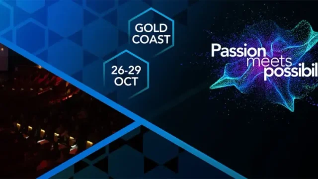 Imagen promocional de Christie para AIMC 2026 con una sala de cine de tres pantallas y las fechas de la convención en Gold Coast