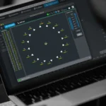 Portátil con Create.Control y el motor de software d&b vCore mostrando 64 entradas y la salida de auriculares