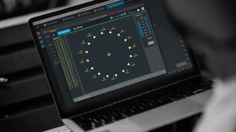 Portátil con Create.Control y el motor de software d&b vCore mostrando 64 entradas y la salida de auriculares