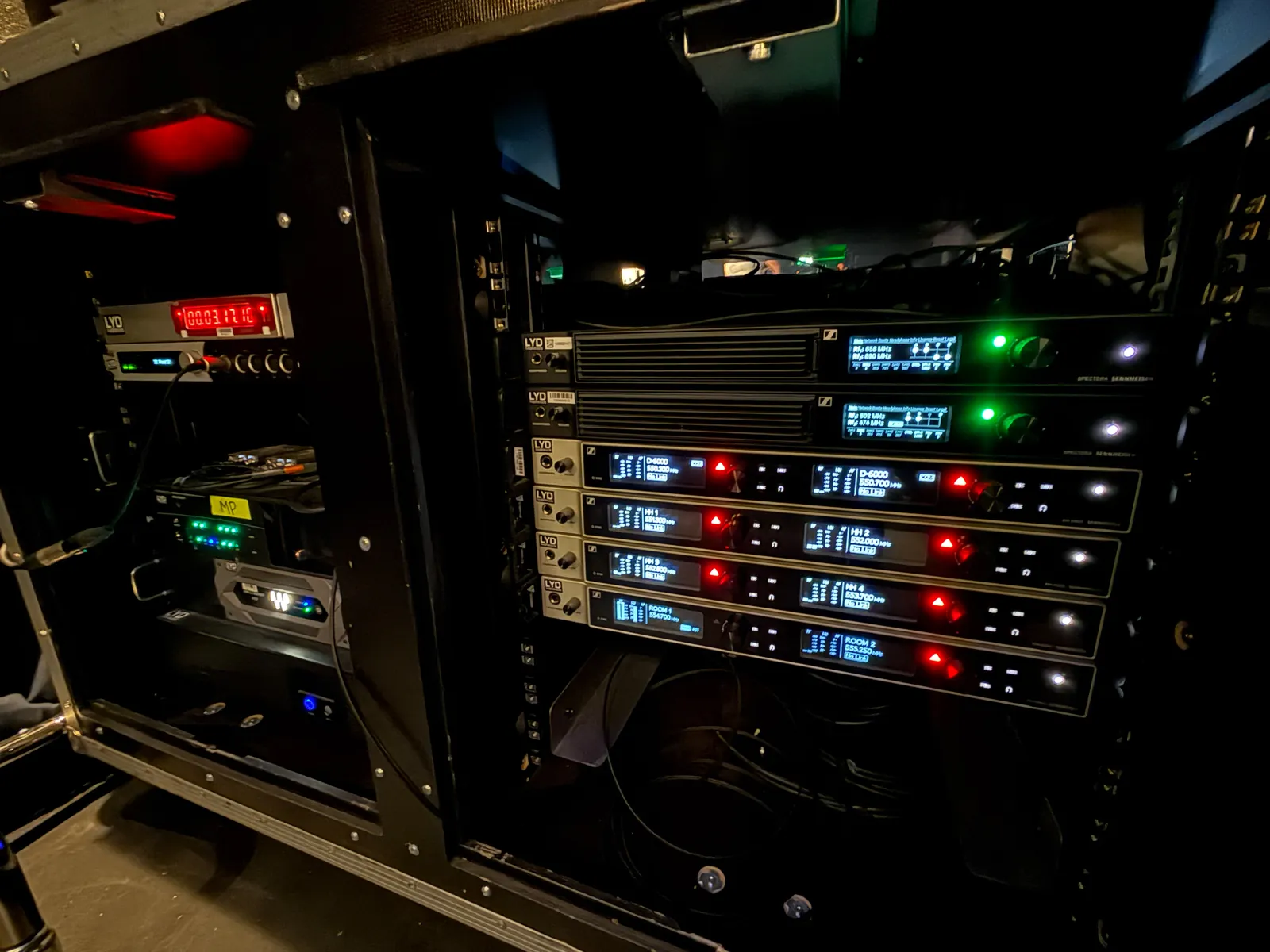 Dos estaciones base Sennheiser Spectera montadas en rack entre bastidores, sobre cuatro receptores Sennheiser Digital 6000