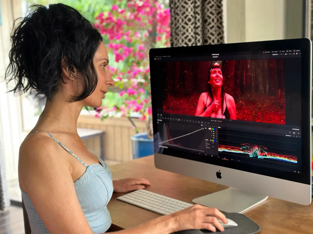 Sesión de etalonaje de Mile 666 en DaVinci Resolve Studio con curvas y forma de onda en pantalla