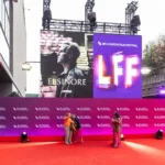 Alfombra roja de la gala inaugural del BFI London Film Festival 2026 frente al Royal Festival Hall, con Elsinore en la pantalla LED exterior