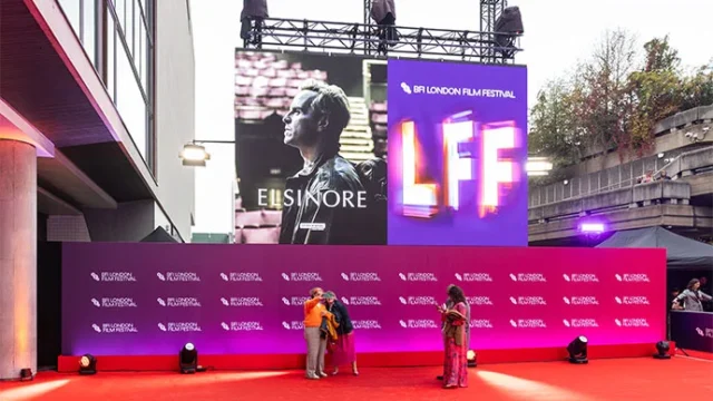 Alfombra roja de la gala inaugural del BFI London Film Festival 2026 frente al Royal Festival Hall, con Elsinore en la pantalla LED exterior