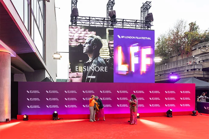 Alfombra roja de la gala inaugural del BFI London Film Festival 2026 frente al Royal Festival Hall, con Elsinore en la pantalla LED exterior