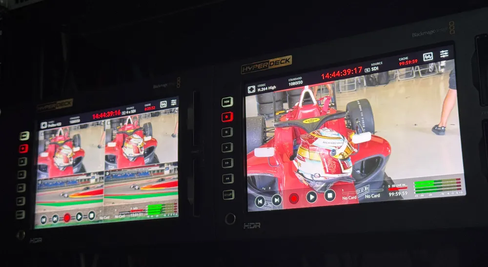 Grabadores Blackmagic HyperDeck Extreme 8K HDR en rack; uno muestra cuatro señales simultáneas de un monoplaza en boxes