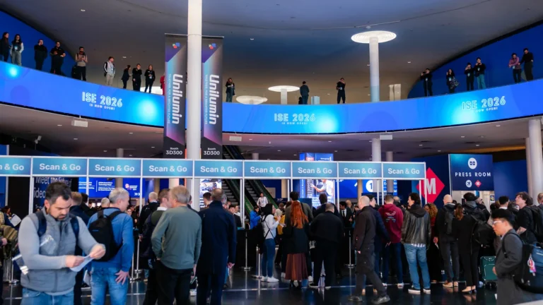 Visitantes ante los accesos de acreditación «Scan & Go» en el vestíbulo de Fira Barcelona Gran Via durante ISE 2026