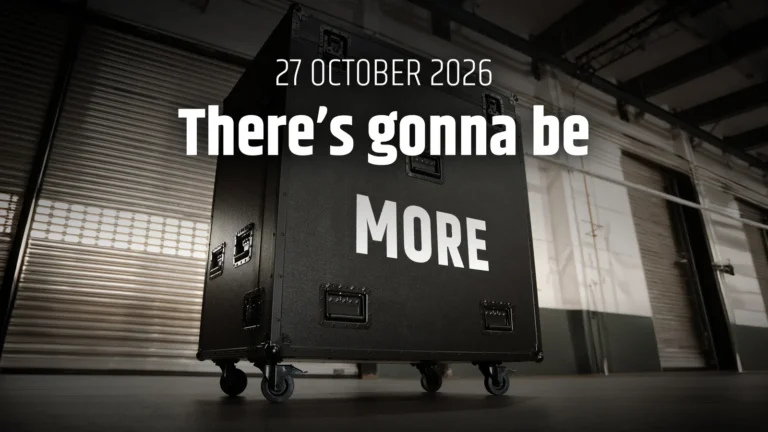 Flight case negro con ruedas y la palabra MORE impresa en una nave industrial, junto al texto «27 October 2026. There’s gonna be», en la imagen de la campaña de LD Systems